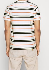 Korte mouwen T-shirt met een witte basis, voorzien van horizontale strepen in groen en oranje. Gemaakt van katoen, met een relaxte pasvorm en een ronde halslijn.