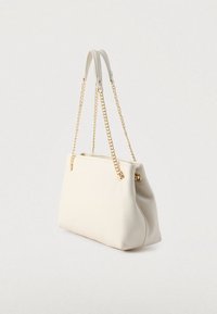 Hvit skinnhåndveske med gullkjede-detaljer, strukturert form og topp glidelås. Myk tekstur med en jevn finish.