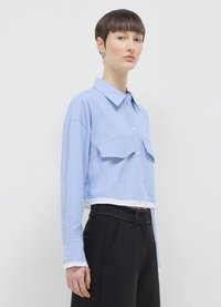 Calliope CROP A RIGHE - Hemdbluse - var celeste