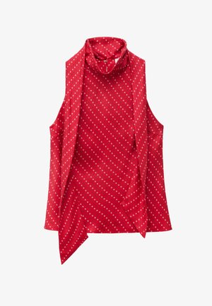 Rode mouwloze blouse met hoge kraag en een diagonaal patroon van kleine witte diamanten, met lange, losse stoffen panelen die aan de zijkanten hangen.