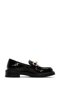 Schwarze Lackleder-Loafer mit runder Zehenform, goldener Kettenakzent und niedrigem Blockabsatz für Stabilität. Glatte Textur und elegantes Design.