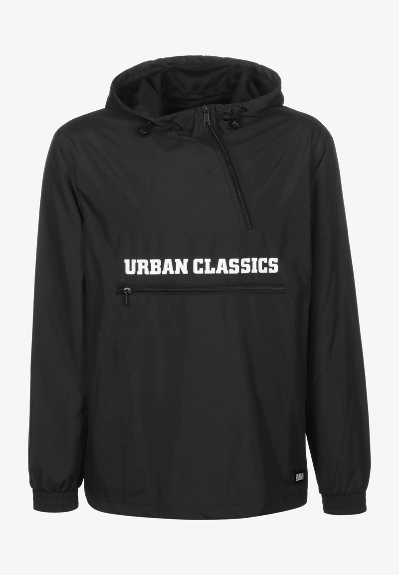 Must värvi kapuutsiga jakk, mis on valmistatud kergest materjalist, neljandiku tõmblukuga ees, eesmine tasku tõmblukuga ja "URBAN CLASSICS" logo valgel taustal.