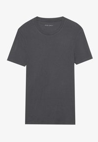 Camiseta gris de manga corta hecha de tela acanalada con cuello redondo y dobladillo cosido. Sin patrones visibles ni detalles adicionales.