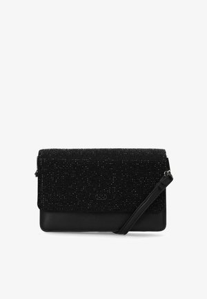 Clutch rectangular negro con solapa texturizada brillante y correa delgada para la muñeca, que presenta un pequeño logo metálico en el centro delantero.