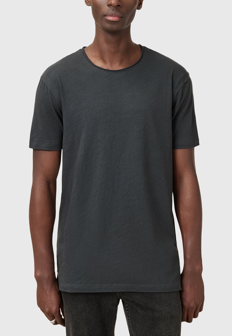 Mørkegrå kortærmet t-shirt med rund halsudskæring, lavet af blødt materiale. Tætsiddende silhuet, uden dekorationer og uden synlige logoer.