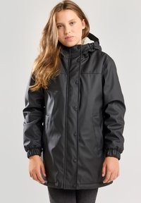 Mustat vedenpitävät takki, jossa on huppu, pehmeä fleecevuori, elastiset hihansuut ja napillisulku. Kaksi sivutaskua.