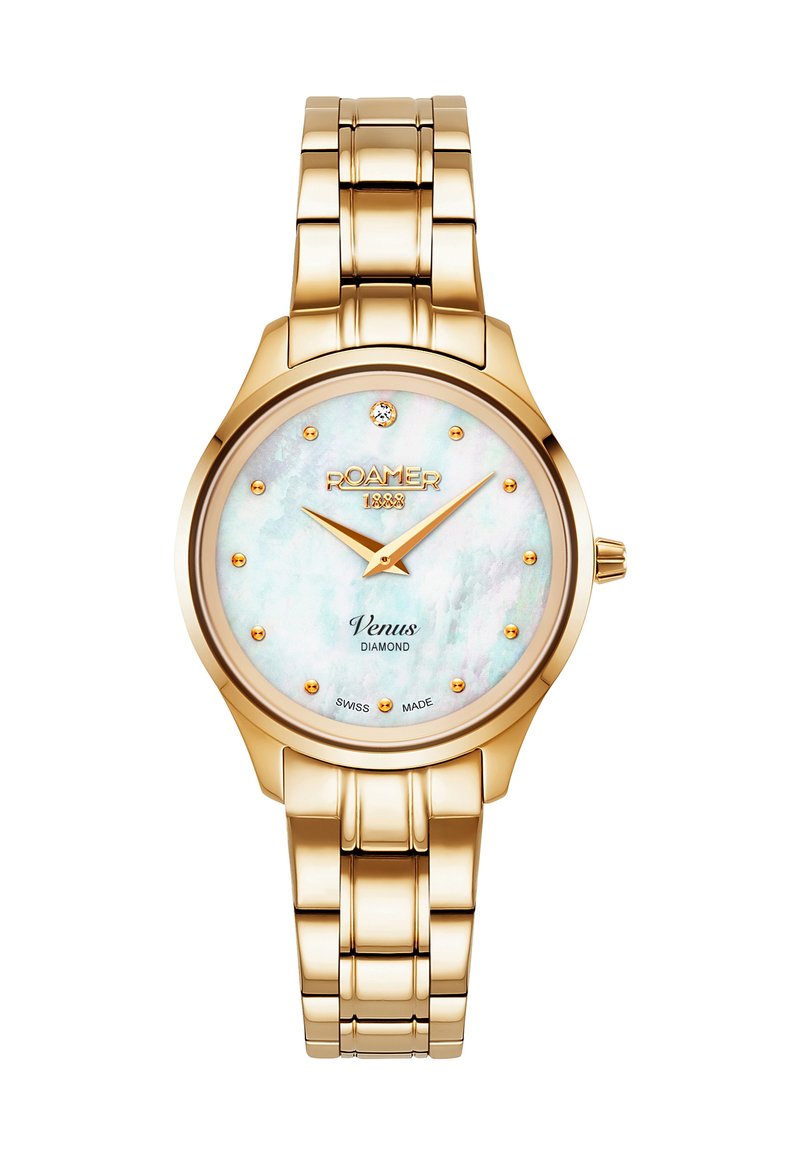 Guldtonad metallarmbandsur med en rund, iriserande pärlemor-dial som har diamantdetaljer och guldmarkörer på ett länkarmband.