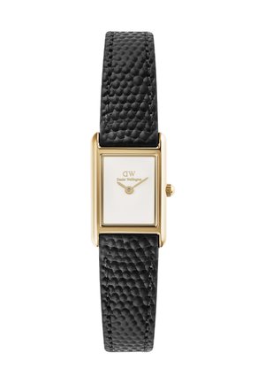 Montre rectangulaire en or avec cadran blanc, aiguilles dorées, bracelet en cuir noir texturé et logo "DW Daniel Wellington" sur le cadran.