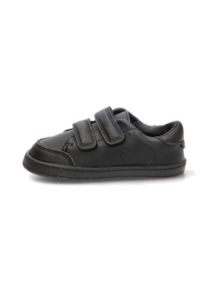 Zapato negro de corte bajo con dos tiras anchas de velcro y suela de goma texturizada, diseñado para comodidad y fácil sujeción.