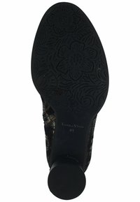 Suela negra de zapato con patrón floral, marcada "Laura Vita 41." Material de goma texturizado, forma de punta redonda, construcción robusta.