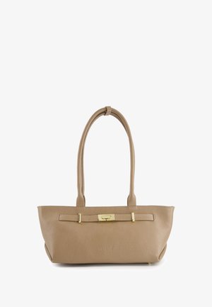 Beige Leder-Tote mit zwei langen Griffen, flachem Boden und goldfarbenen Beschlägen. Verfügt über ein minimalistisches Design und dezente Markenkennzeichnung.