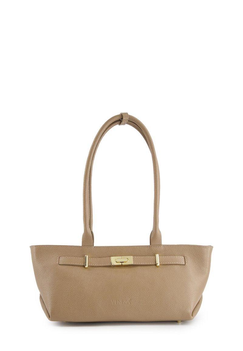 Beige læder tote taske med to lange håndtag, flad bund og hardware i guldfores. Har et minimalistisk design og diskret branding.