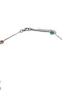 Srebrny łańcuszek z dwoma kamieniami osadzonymi w oprawie, jednym pomarańczowym i jednym zielonym, z zapięciem karabińczykowym i przedłużką.