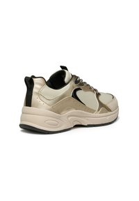 Sneaker atletico oro e nero che mostra il tallone e il lato, con un design testurizzato e lacci, su uno sfondo bianco.