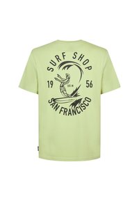 Camiseta de algodón de manga corta en verde claro con texto gráfico negro e ilustración de un surfista, con detalles de "SURF SHOP" y "SAN FRANCISCO".
