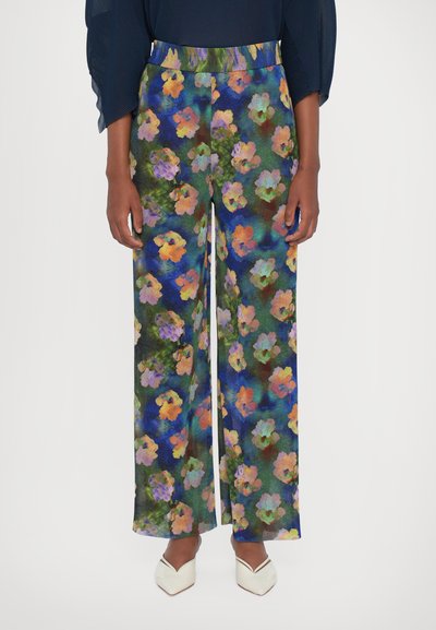 Pantalons larges à motif floral présentant un imprimé multicolore avec des nuances de bleu, de vert et de pastel ; tissu texturé et taille haute.