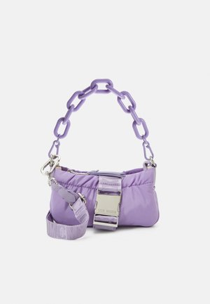 Petit sac à main lavande avec poignée chaîne en plastique épaisse, bandoulière en tissu réglable et grande boucle argentée portant la marque Steve Madden.