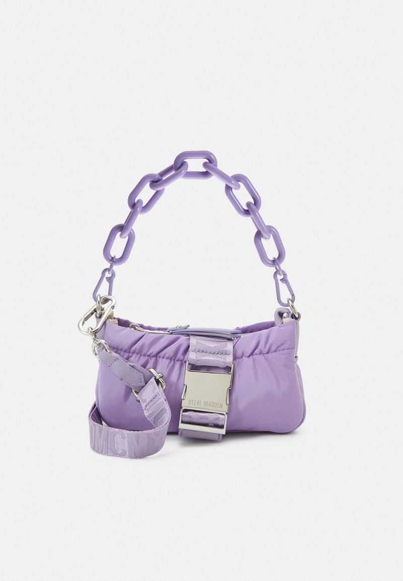 Petit sac à main lavande avec poignée chaîne en plastique épaisse, bandoulière en tissu réglable et grande boucle argentée portant la marque Steve Madden.