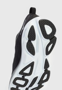 HOKA BONDI 8 - Tekaški copati za cesto - black/white