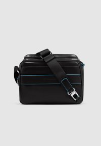 Zwarte messengerbag met een gestructureerd ontwerp, voorzien van lichtblauwe accenten, een ritssluiting aan de bovenkant en een verstelbare riem. Gladde materiaalsstructuur.