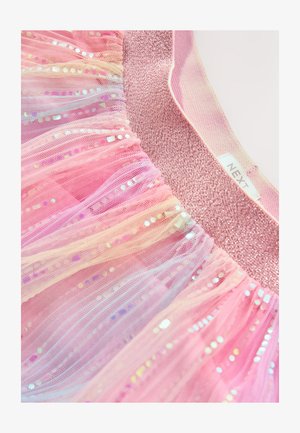 Rosa Kleid mit Rüschen, schimmernden Pailletten und einem glitzernden Taillenband. Weicher Tüllstoff mit geschichtetem Textur und einem lebendigen Farbverlauf.