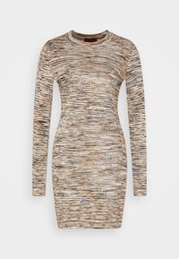 Stickad långärmad klänning i beige med flerfärgade horisontella ränder. Figurpassad design med rund halsringning och minimala texturdetaljer.