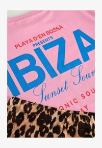 Non selezionato, multi animal and pink slogan