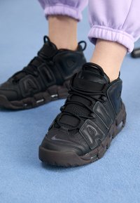 AIR MORE UPTEMPO - Augsti sporta apavi - black/anthracite/brown