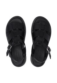 Schwarze Ledersandalen mit einem geflochtenen Riemendesign, verstellbarem Knöchelriemen mit metallischer Schnalle und flacher Sohle. Draufsicht.
