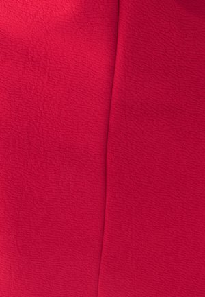 Crvena teksturirana tkanina s glatkom površinom i laganim sjajem, s uzorkom koji dodaje dubinu i vizualni interes.