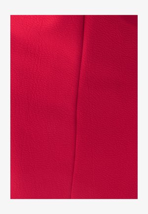 Sarkans tekstil, kam ir gluda virsma un neliels spīdums, ar rakstainu apdari, kas piešķir dziļumu un vizuālu interesi.