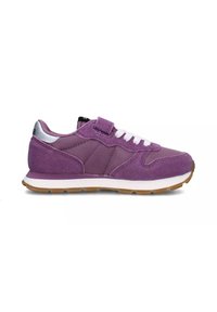 Scarpa da ginnastica viola con upper in suede e tessuto, lacci bianchi e chiusura con velcro. Presenta una suola intermedia bianca a contrasto e una suola in gomma.