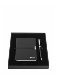 Carnet en cuir noir avec bande élastique et logo "BOSS", accompagné d'un stylo noir et argenté, présenté dans une boîte de présentation noire.
