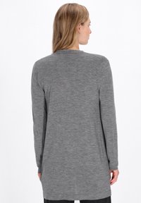 Cardigan grigio a maniche lunghe, in maglia, con taglio dritto, scollatura a coste e dettagli sulla schiena. Tessuto morbido e materiale leggero.