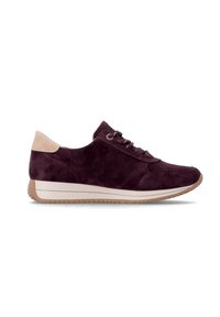 Baskets en daim violet foncé avec patch talon beige clair, lacets assortis, semelle blanche épaisse et semelle extérieure couleur gomme, présentées de profil.