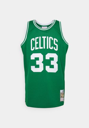 Camiseta de baloncesto verde con el texto "CELTICS" en blanco y el número "33" en la parte posterior. Presenta una textura de malla y un ribete blanco contrastante.