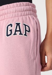 GAP Petite HERITAGE - Spodnji deli trenirk - lilas pink