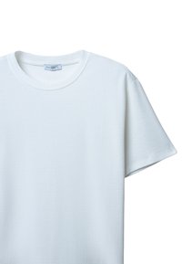 T-shirt bianco in cotone con collo rotondo, maniche corte e una finitura morbida e strutturata. L'etichetta riporta la scritta "CALLIOPE" in azzurro chiaro.