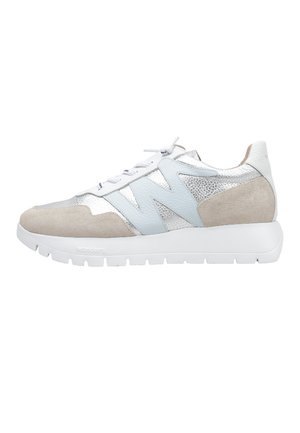 Biało-beżowy sneaker z srebrnymi teksturowanymi panelami, jasnoniebieskim logo "W", białymi sznurowadłami i grubą białą podeszwą, widok z boku na białym tle.