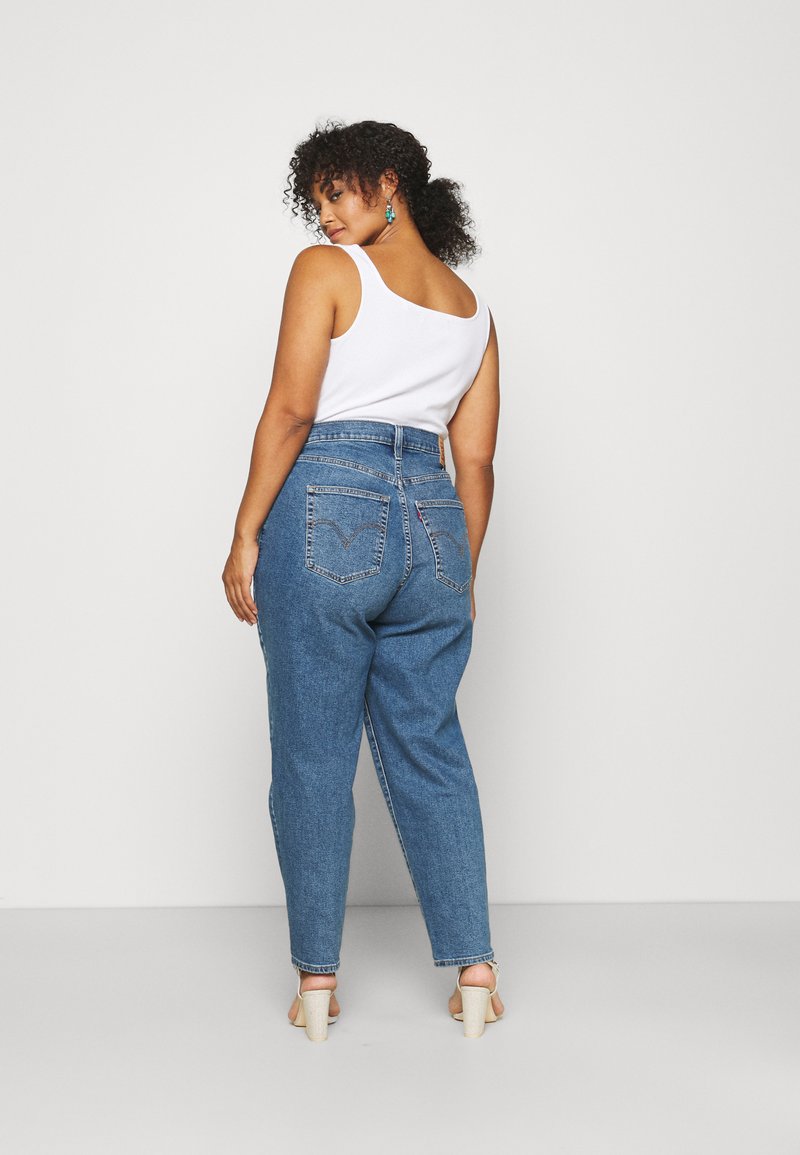 Levi's® Plus HIGH WAISTED MOM - Jeans Tapered Fit - blue denim