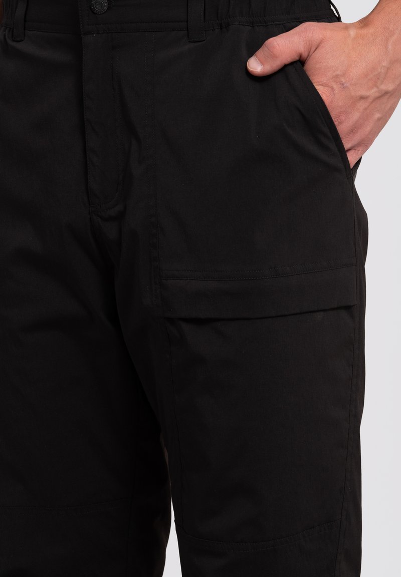 Czarne spodnie cargo o gładkiej fakturze, z bocznymi kieszeniami i zapięciem na guzik. Wytrzymały materiał i prosta, funkcjonalna konstrukcja.