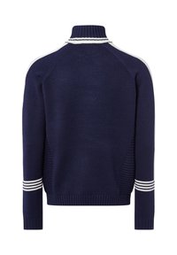 Marineblauer Strickpullover mit hohem Kragen, gerippten Bündchen und weißen Akzentstreifen an Schultern und Ärmeln; strukturierte Seitenpaneele.