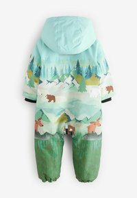 Combinaison de neige à capuche pour enfant avec des imprimés de montagnes, de forêts et d'animaux, y compris des ours, des orignaux et des pins, dans des tons de vert et de bleu.