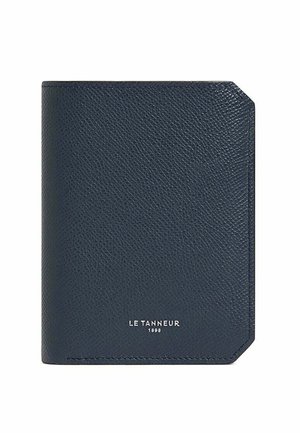 Portafoglio in pelle blu navy con finitura testurizzata, angoli arrotondati e marchio in argento "LE TANNEUR 1898" nella parte inferiore. Forma compatta e rettangolare.