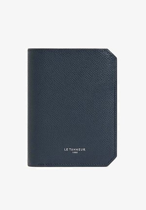 Portafoglio in pelle blu navy con finitura testurizzata, angoli arrotondati e marchio in argento "LE TANNEUR 1898" nella parte inferiore. Forma compatta e rettangolare.