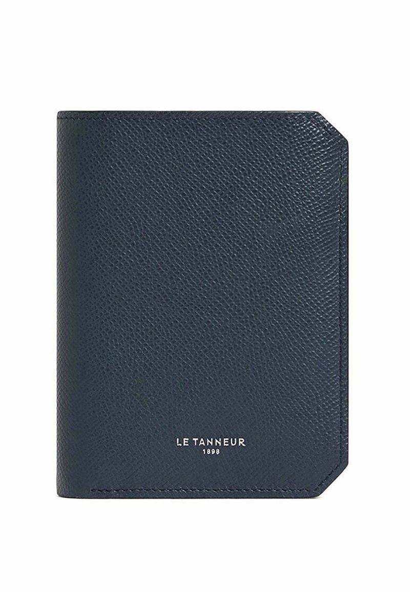 Marineblaue Lederbörse mit strukturiertem Finish, abgerundeten Ecken und silberner "LE TANNEUR 1898"-Markierung am Boden. Kompakte und rechteckige Form.