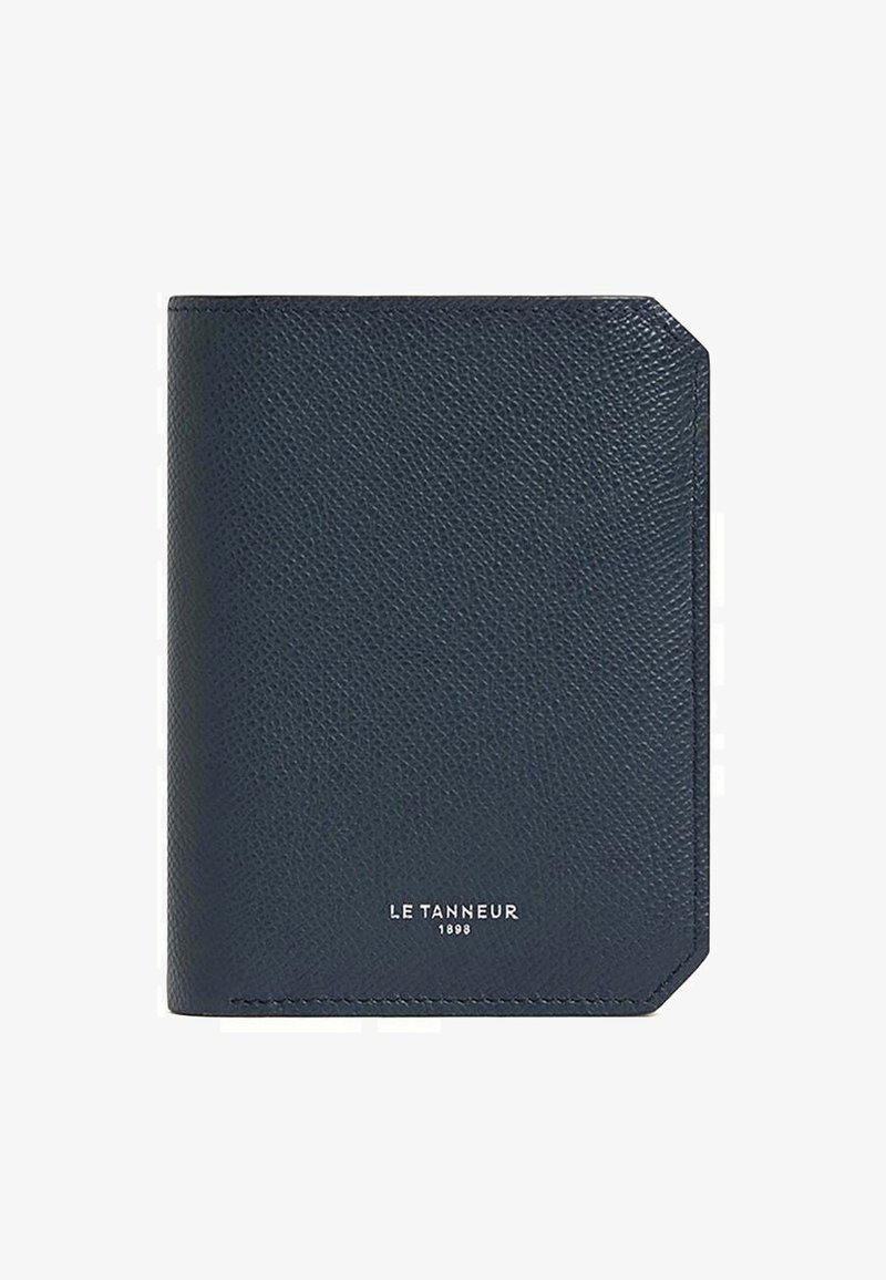 Cartera de cuero azul marino con acabado texturizado, esquinas redondeadas y el logo en plata "LE TANNEUR 1898" en la parte inferior. Forma compacta y rectangular.