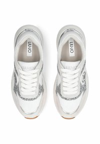 Baskets blanches avec des accents pailletés argentés et une texture brillante. Dotées de lacets, d'un bout rond, d'un logo sur le côté et d'une semelle épaisse.