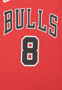 Rode katoenen basketbaltrui met "BULLS" in vet zwart lettertype en het nummer "8" in zwart, met een witte omlijning. Gladde textuur zonder patronen.