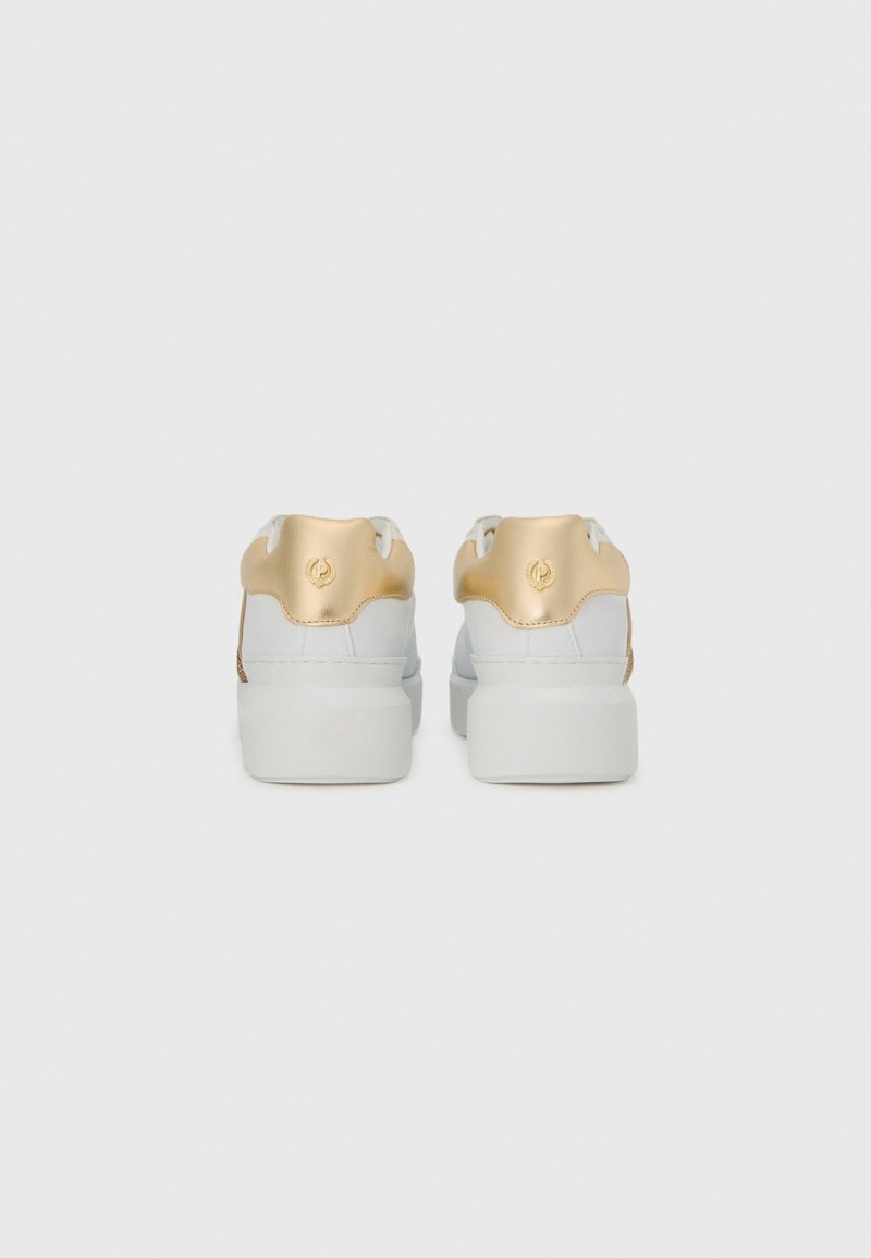 Sneakers bianchi con dettagli metallici dorati sul tallone, forma arrotondata, finiture testurizzate e suola spessa bianca. Nessun logo visibile.